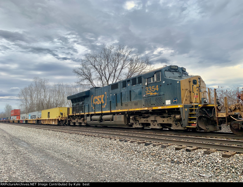 CSX 3354 on I004